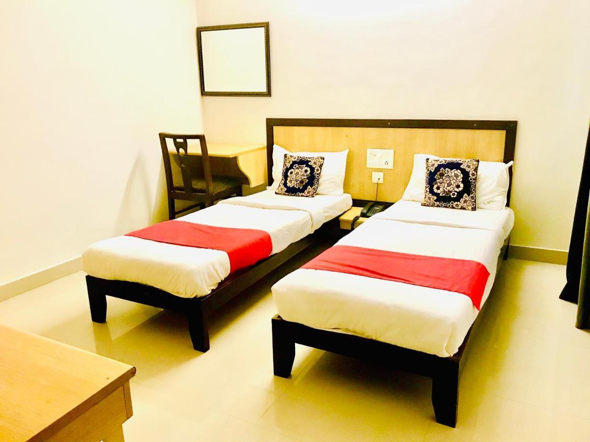 Hotel Half Moon Chennai Exterior photo